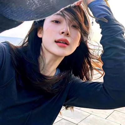 乐坛天后又出大瓜：私下抽烟，评论区沦陷，前后半年